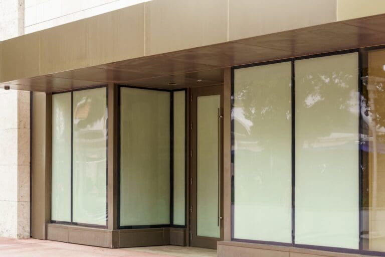 Ladengeschäft mit Sichtschutz zur Diskretion